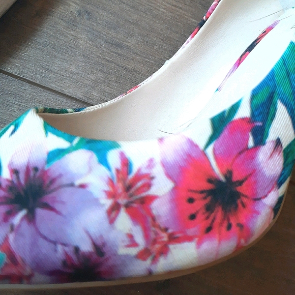 Karl Lagerfeld Floral Print Heels - Picture 4 of 8